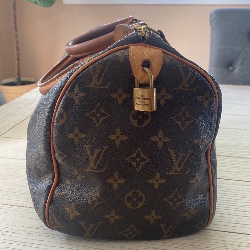 Louis Vuitton Speedy 30. Beautiful condition.